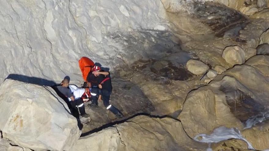 Rescatan a un pescador herido de gravedad al sufrir una caída en la cala Sardinera