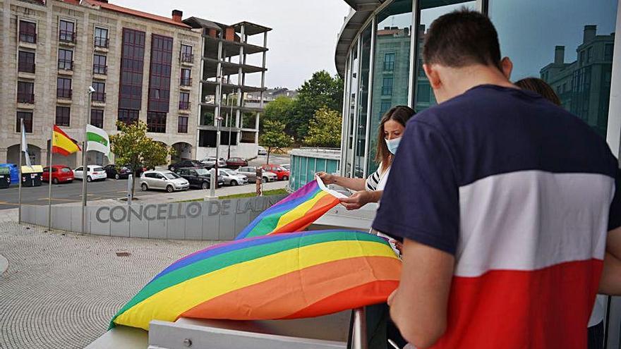 Colocación de banderas arco iris en el balcón consistorial.