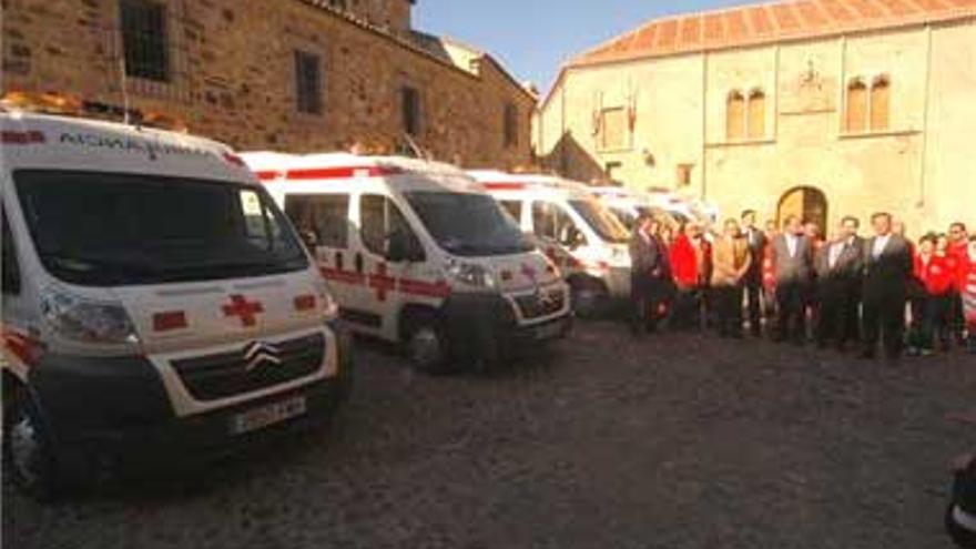 Caja de Extremadura aporta siete nuevas ambulancias a Cruz Roja como obra social