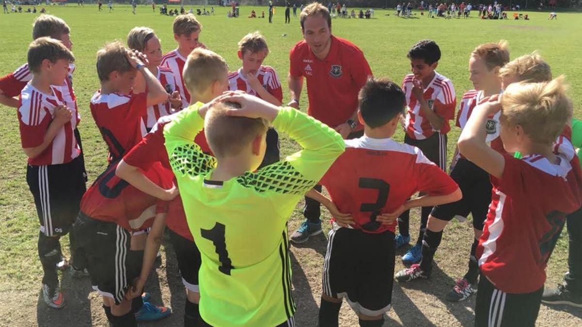 Sergi Angulo da instrucciones a sus chicos del Nacka FC