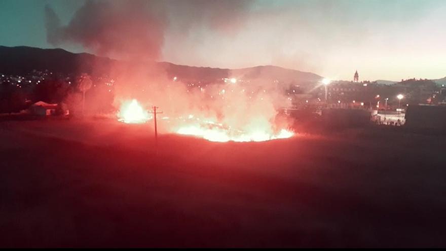 Un gran incendio arrasa parte de un descampado en Patiño