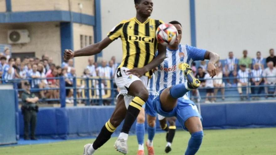 Jugadores del Águilas y Cádiz Mirandilla pugnan por el balón.