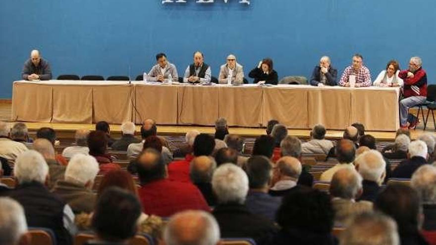 Un instante de la asamblea celebrada ayer en Cabral. // Alba Villar
