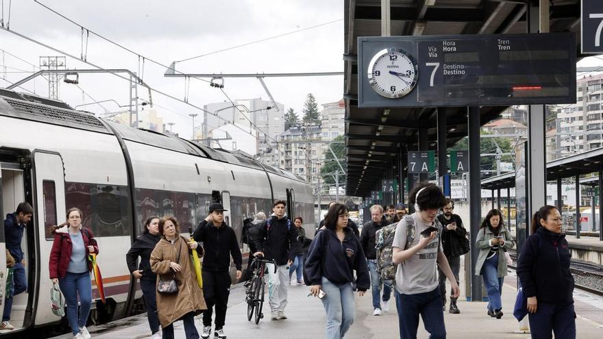 Vigo vuelve a tener dos estaciones de tren: Guixar recupera la actividad después de un mes aislada por obras