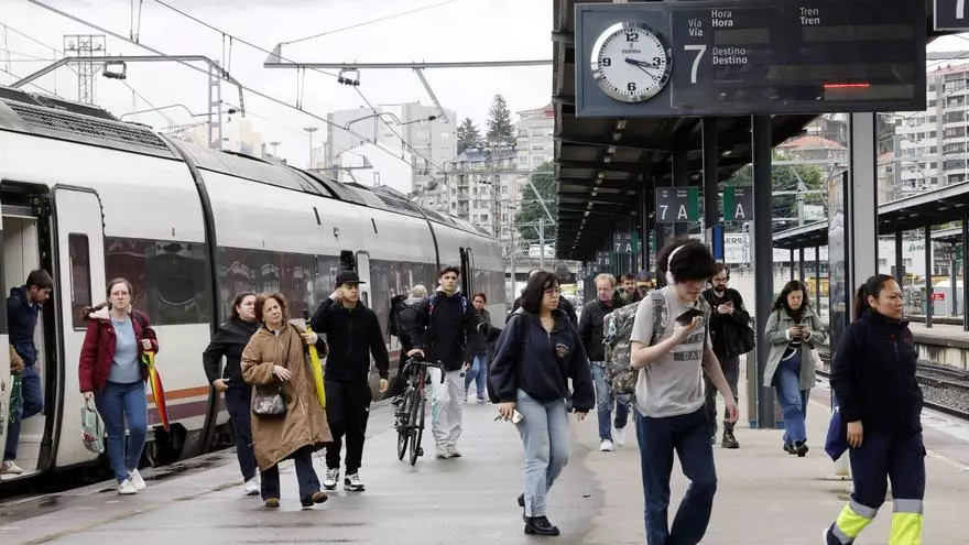 Vigo vuelve a tener dos estaciones de tren: Guixar recupera la actividad después de un mes aislada por obras