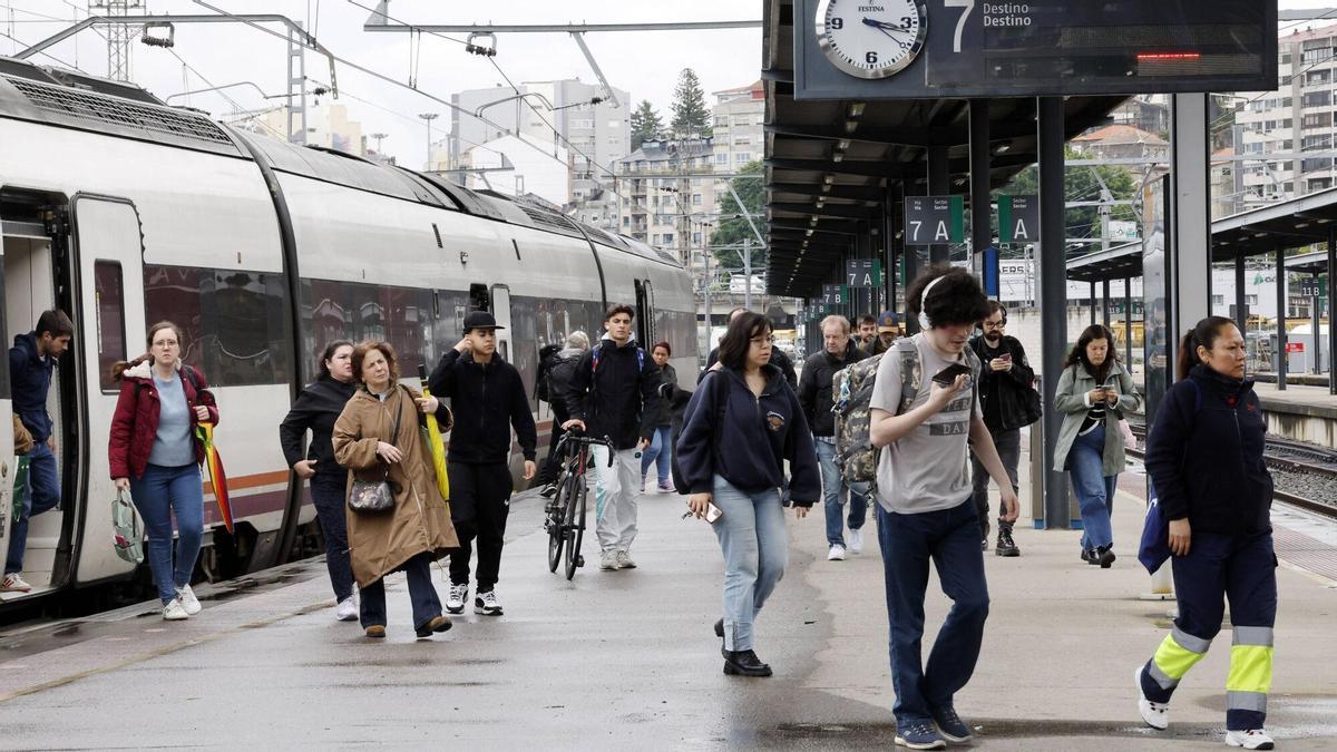 Vigo vuelve a tener dos estaciones de tren: Guixar recupera la actividad después de un mes aislada por obras