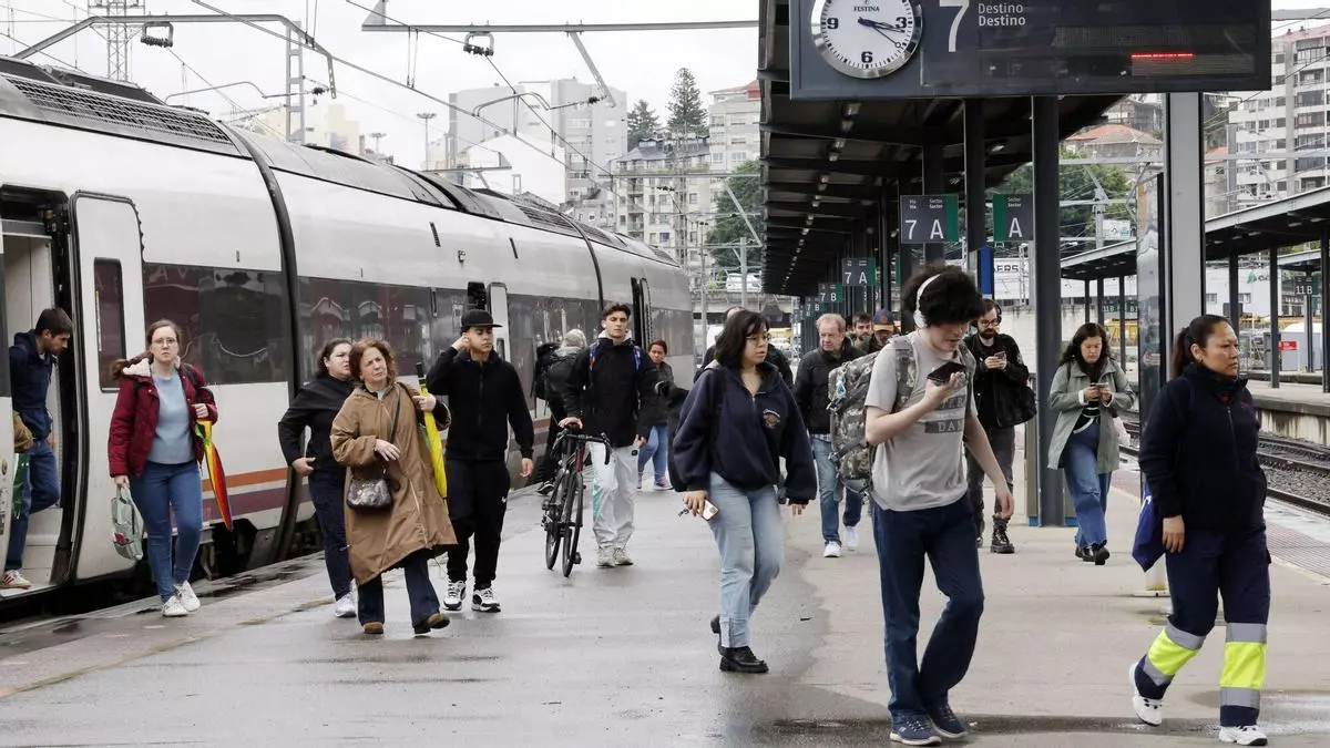 Vigo vuelve a tener dos estaciones de tren: Guixar recupera la actividad después de un mes aislada por obras