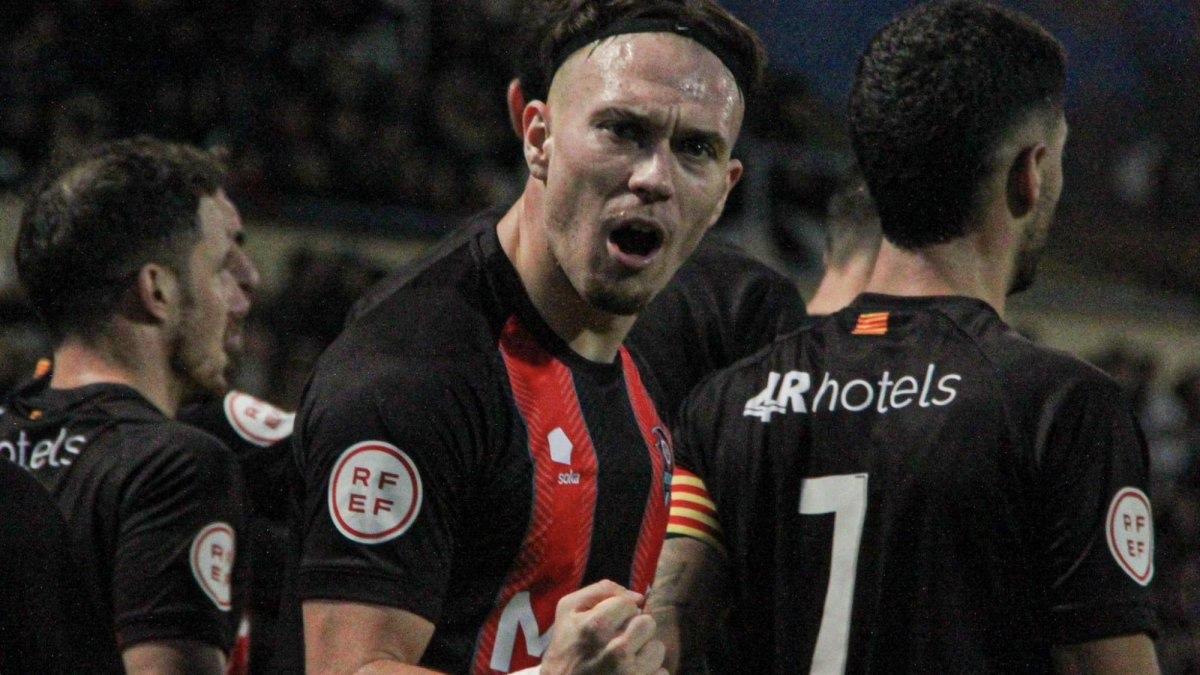 El delantero celebra un tanto con la camiseta rojinegra