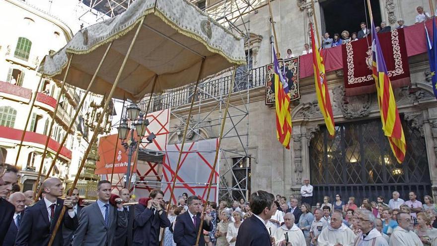 En 2011 se volvieron a bajar las banderas de la fachada de Cort al paso de la custodia.