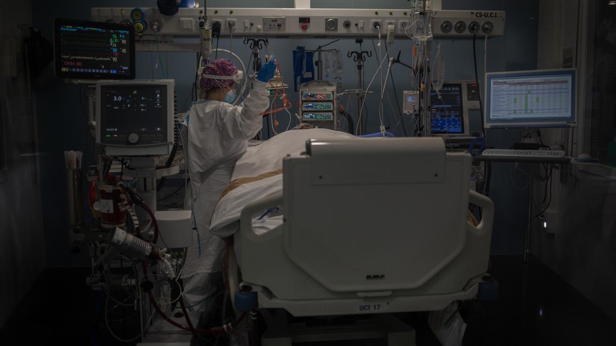 Treballadors sanitaris protegits atenen un pacient a l&#039;UCI de l&#039;Hospital del Mar de Barcelona