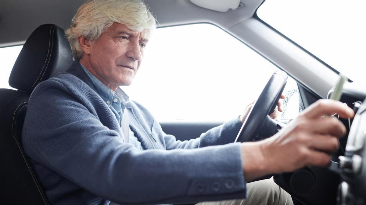 Cambios en el permiso de conducir a partir de 2026: la nueva norma de la DGT afecta a los mayores de 65 años