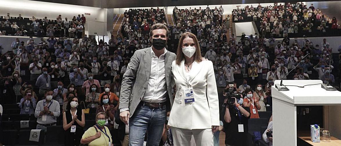 El presidente del PP, Pablo Casado, con la líder balear de los populares en su proclamación en Palma.