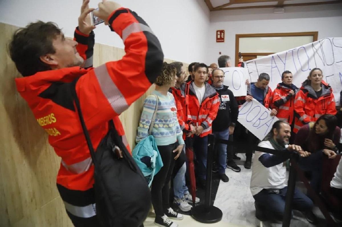 Protesta de los bomberos del SEIS en el Pleno del Ayuntamiento de Córdoba.