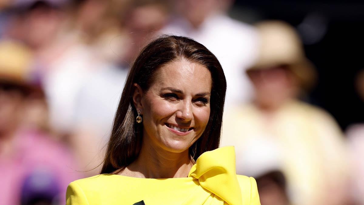 Kate Middleton con vestido de Roksanda con lazo amarillo XL en el escote