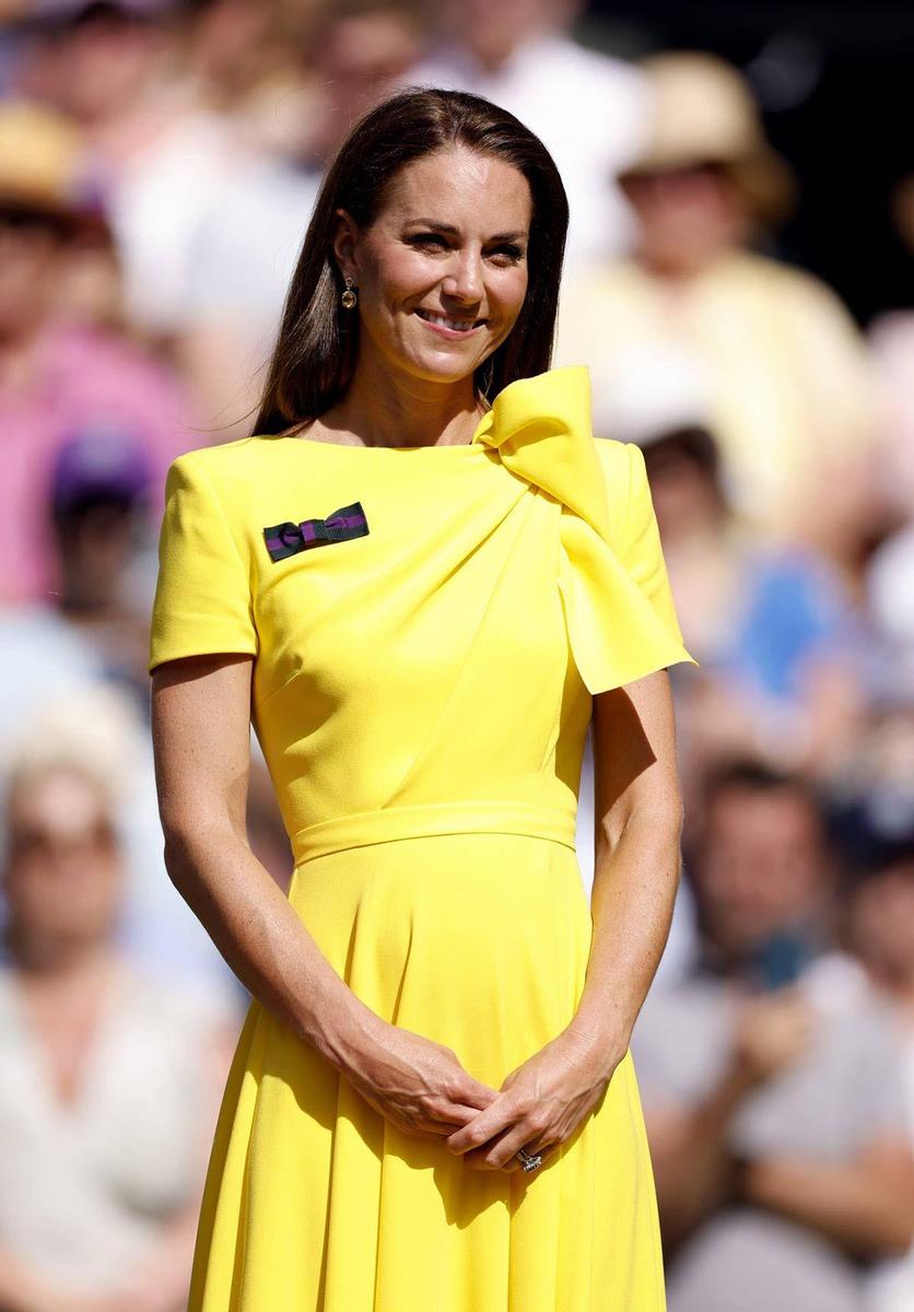 Kate Middleton con vestido de Roksanda con lazo amarillo XL en el escote