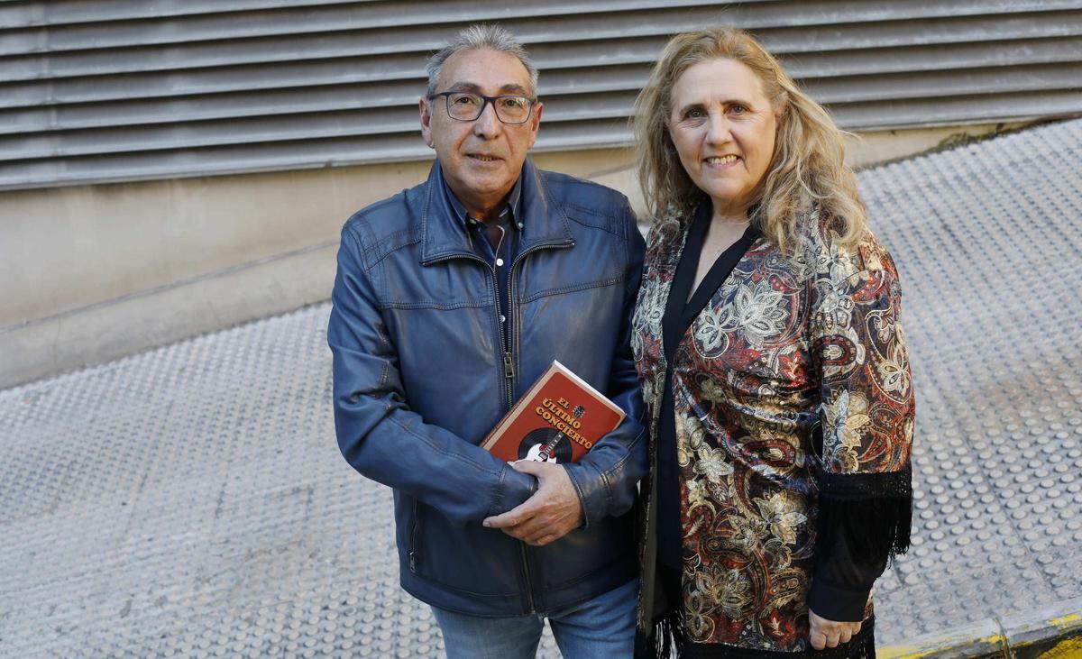 Alberto Valero y María Pilar González posan con su novela, este jueves en Zaragoza.