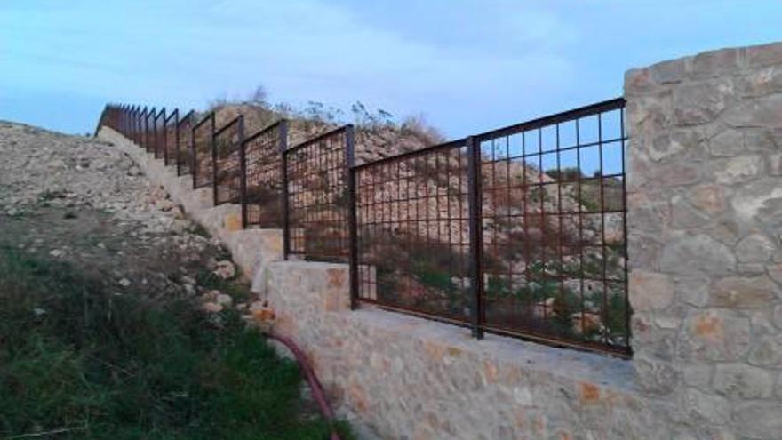 El mur construït en el Parc Natural del Montgrí.