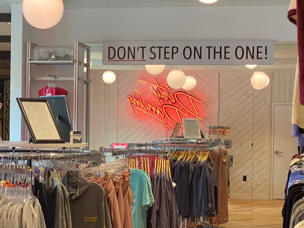 El la tienda oficial hay souvenirs que deberás traerte en la maleta.