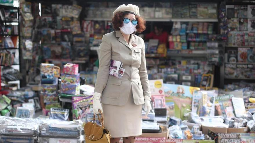 Una mujer frente a un kiosko en Madrid.