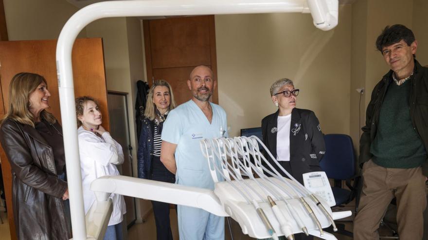 Conchita Saavedra (segunda por la derecha) y la gerente del área de Oviedo, Beatriz López (cuarta), en el centro de salud de Ciudad Naranco.