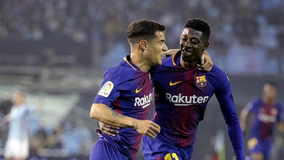 Coutinho felicita a Dembélé tras marcar este un gol al Celta en Balaídos.