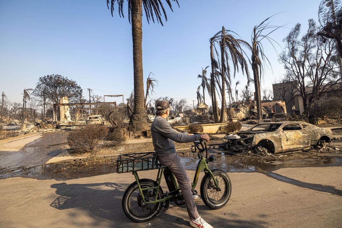 Devastación en las calles de Los Ángeles tras el fuego
