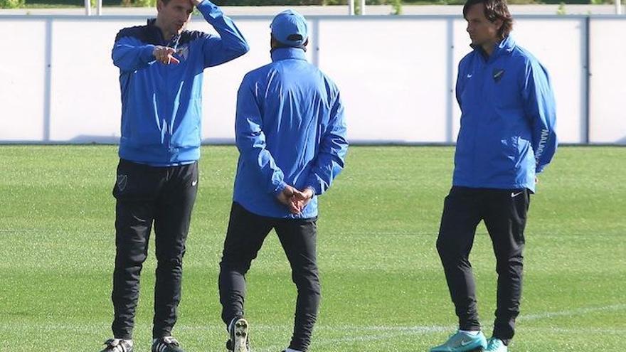 El Málaga CF preparó el duelo copero contra el Mirandés en el Ciudad de Málaga. El cuerpo técnico, con Javi Gracia a la cabeza, dialoga antes de comenzar el entrenamiento de ayer.