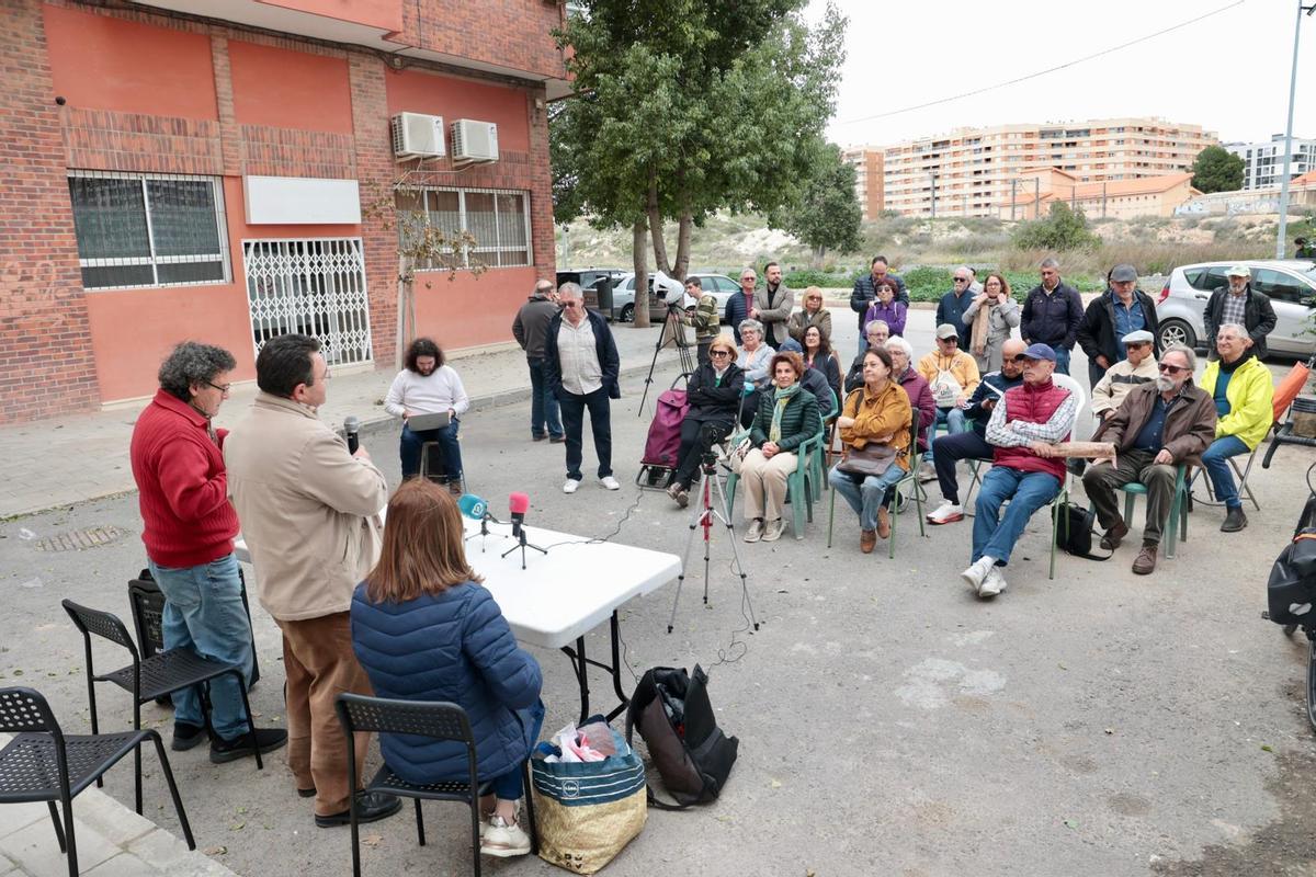 Comparecencia de los vecinos de Ciudad de Asís para denunciar las deficiencias del barrio