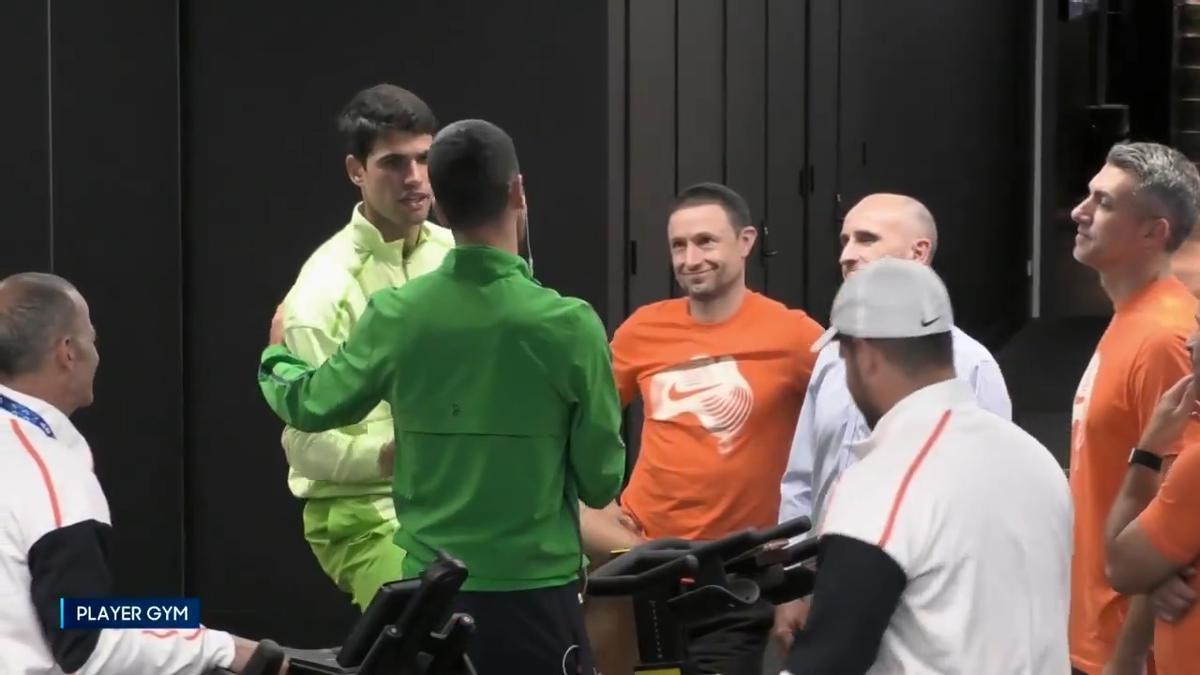 Respeto entre campeones: Djokovic se detiene para felicitar a Alcaraz