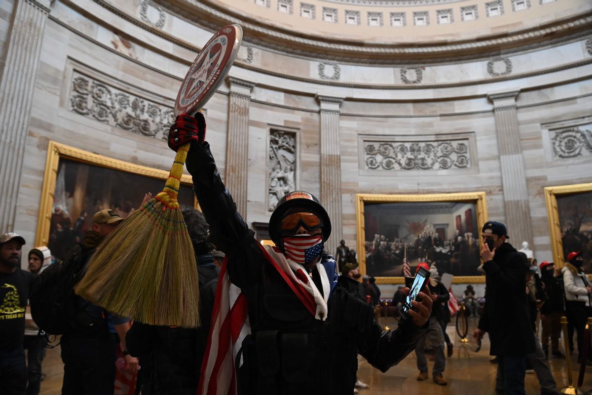 Uno de los asaltantes del Capitolio, con un escudo de Capitán América