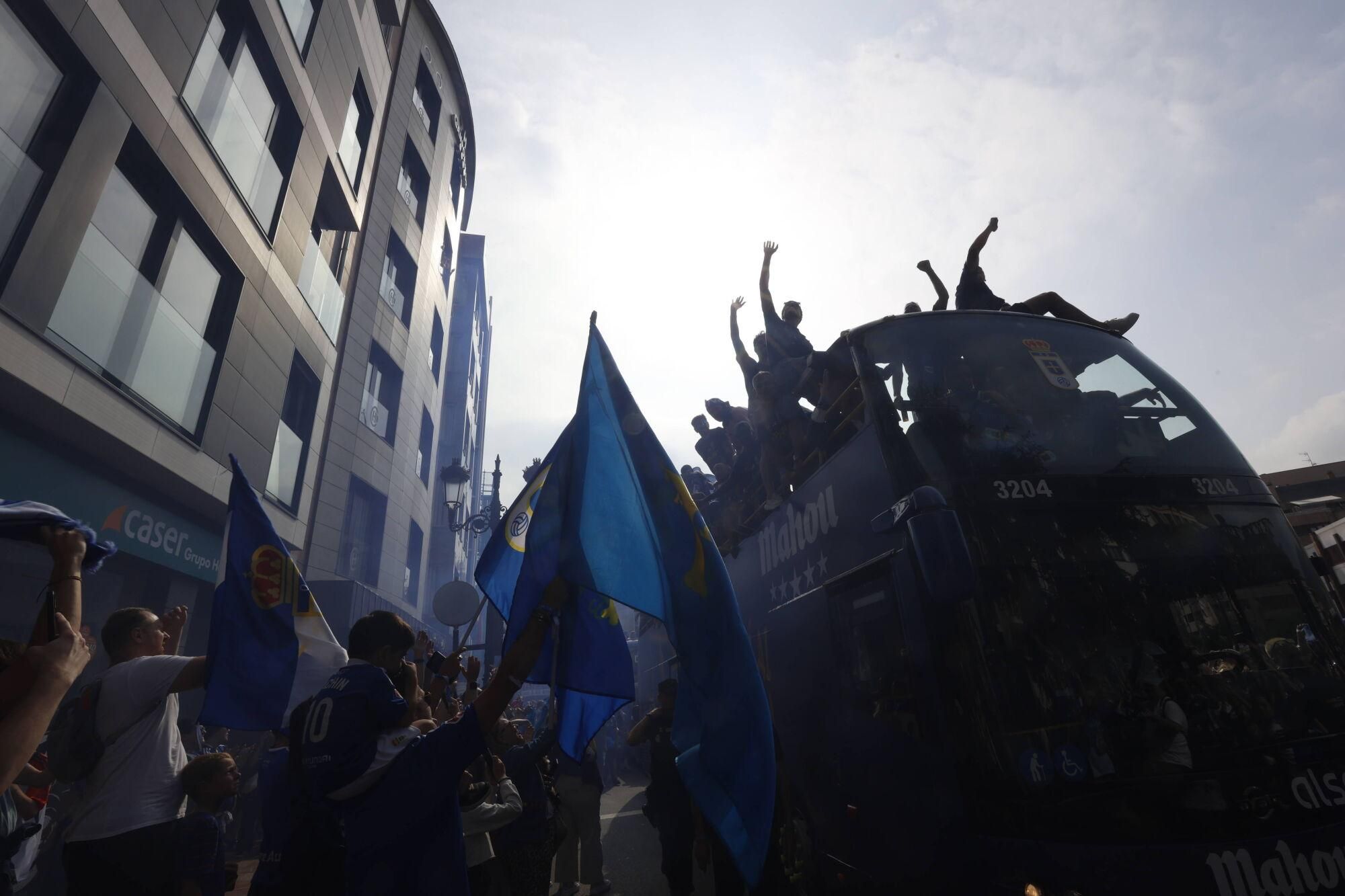 Locura azul en las calles de Oviedo para celebrar el ascenso del equipo a Primera División