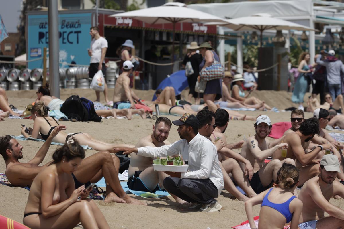 Vuelve el buen tiempo tras las lluvias: playas de la Barceloneta llenas de gente