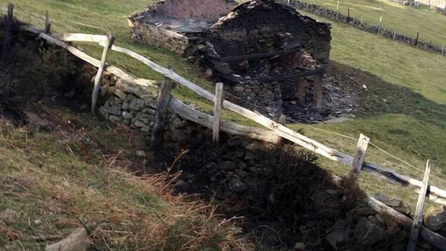 Una de las cabañas calcinadas en el monte de Espines, en Aller.