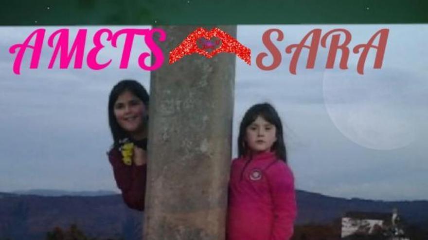 Arriba, Amets y Sara, en Santana (Cudillero), en un montaje fotográfico realizado por su madre. Al lado, el monolito en su memoria en el parque infantil de Soto del Barco en el que jugaban.