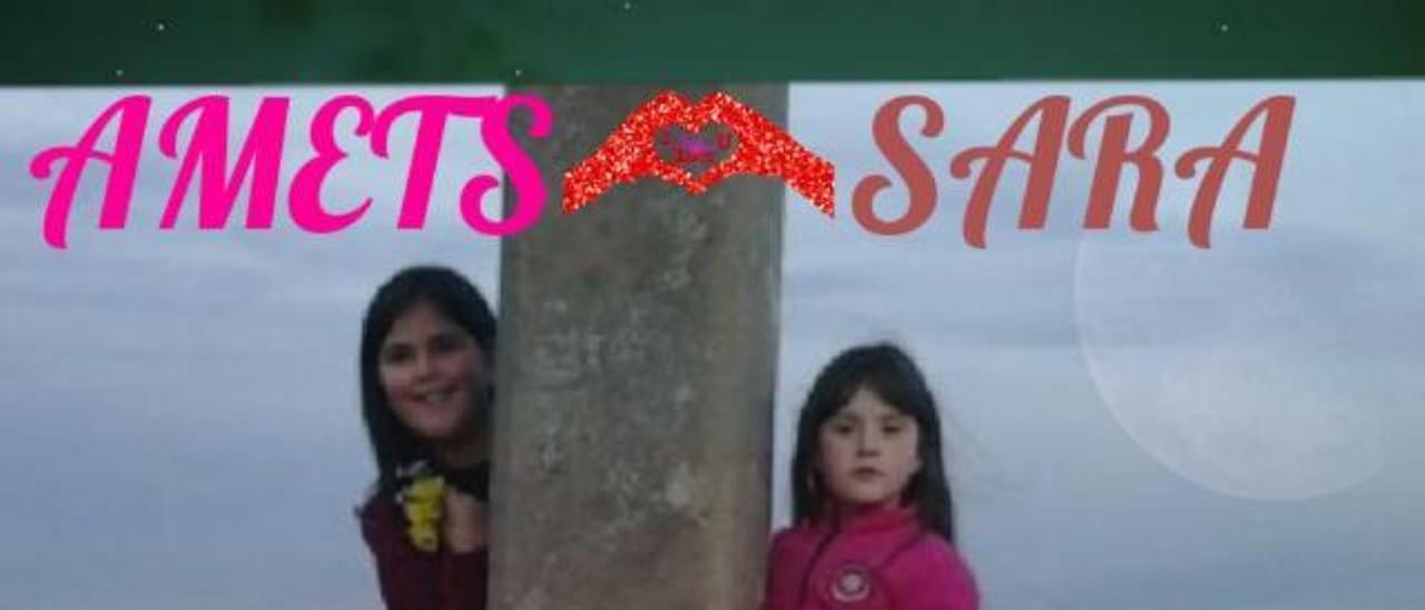 Arriba, Amets y Sara, en Santana (Cudillero), en un montaje fotográfico realizado por su madre. Al lado, el monolito en su memoria en el parque infantil de Soto del Barco en el que jugaban.