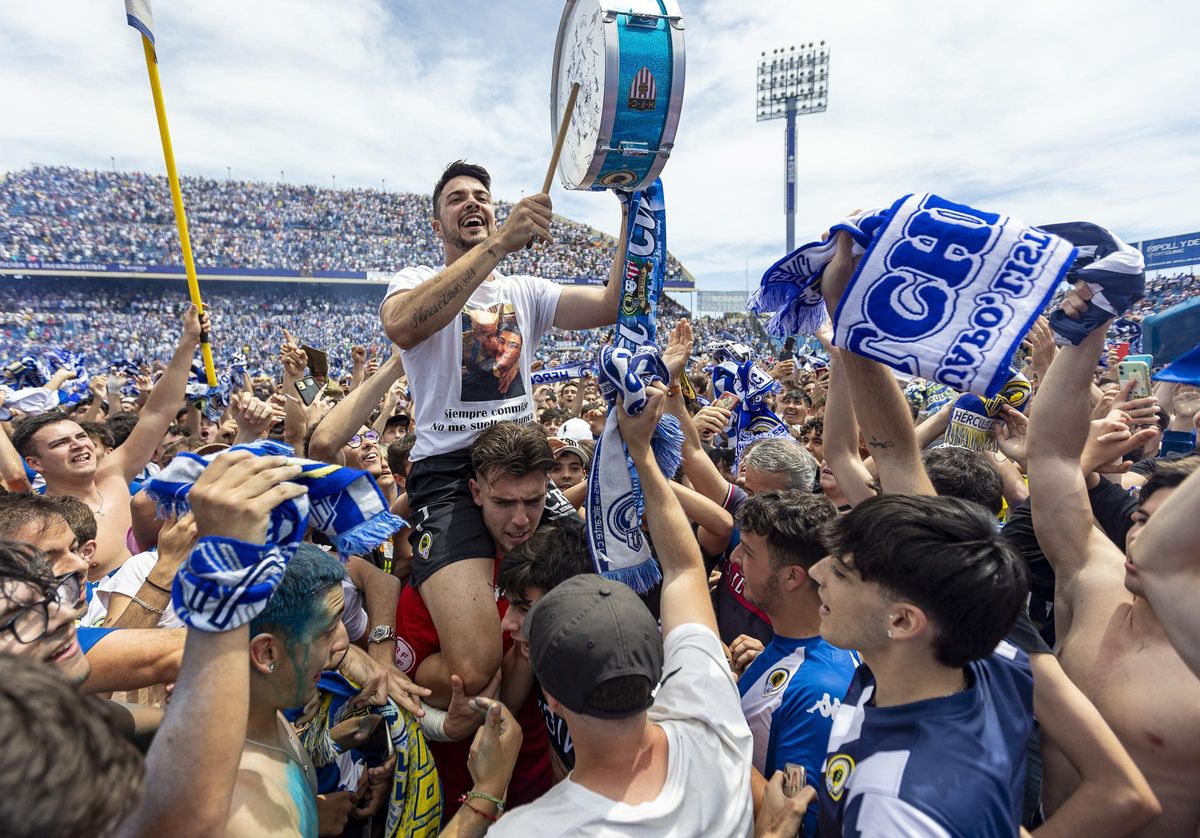 Alvarito celebra el ascenso sobre el césped del Rico Pérez.