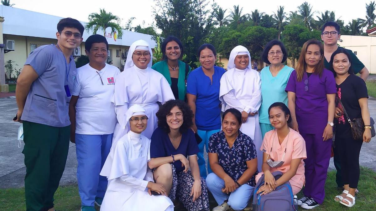 La ginecóloga aragonesa Esther Moreno (segunda por la izquierda en la primera fila) estuvo como voluntaria en el hospital Santa María Soledad de Lagonoy (Filipinas) el pasado mayo. | SERVICIO ESPECIAL