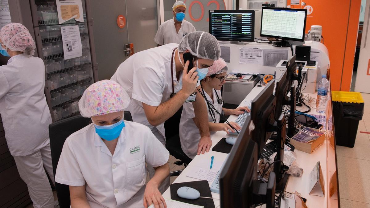 Sanitarios, a pleno rendimiento en un día de trabajo en un hospital.