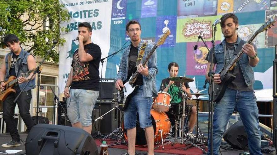 Uno de los grupos participantes en la fiesta celebrada ayer en la plaza de Curros Enríquez. // G. Santos