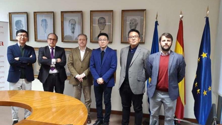 Germán Robles, director de la Fundación del Sporting, segundo por la izquierda, en un momento de la visita realizada la semana pasada por la consultora china con la que el conjunto rojiblanco ha firmado un convenio.