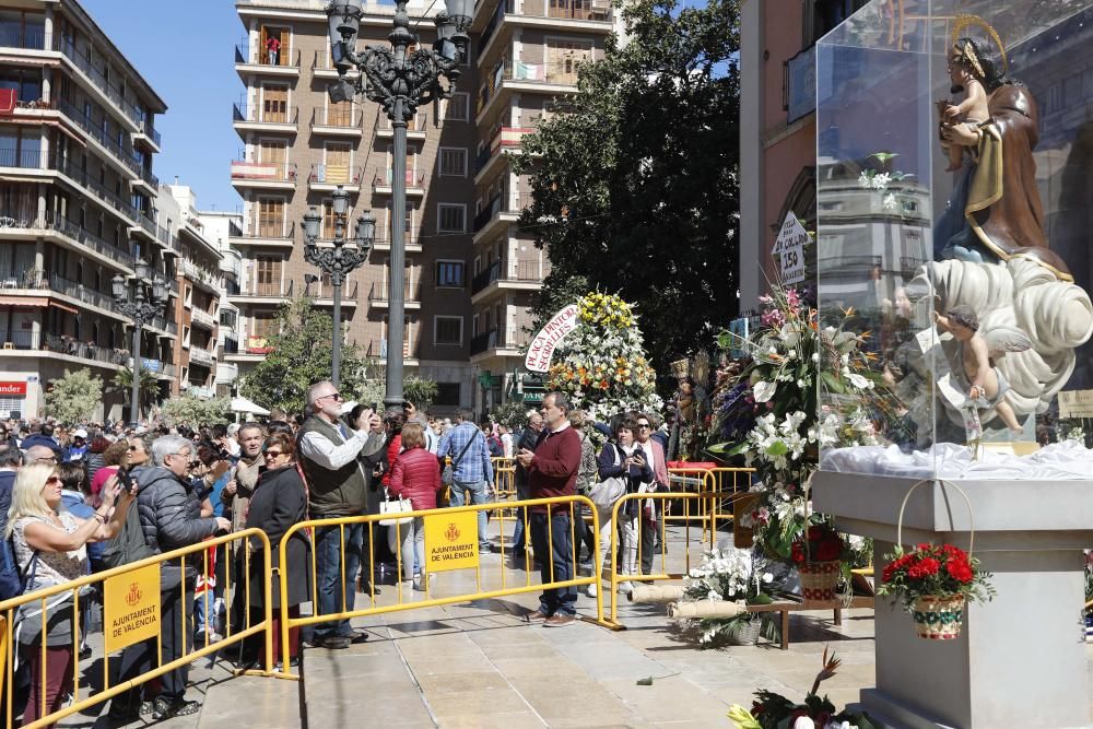 La Mare de Déu luce su manto en la Plaza de la Virgen