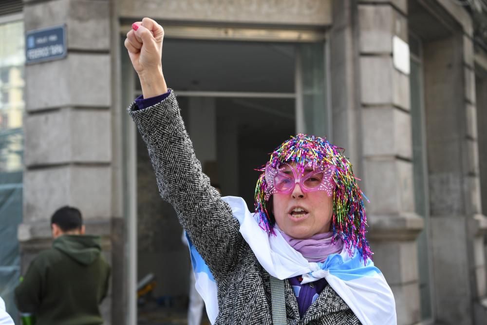 La primera de las manifestaciones convocadas para este 8-M en A Coruña, promovida por CIG, ha recorrido a mediodía las calles del centro de la ciudad.