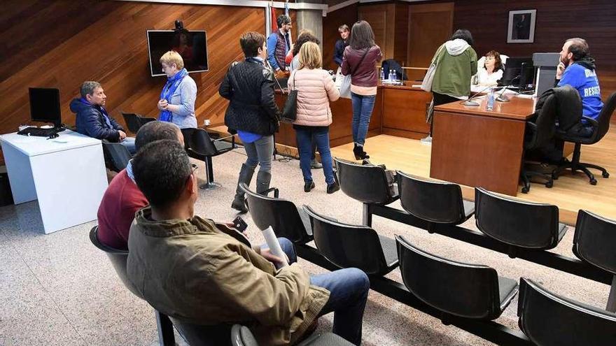 Un momento de la votación en los juzgados de A Coruña.