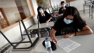 Varios estudiantes en un aula en el IES Simone Veil de Paracuellos del Jarama, Madrid, en la vuelta voluntaria a las clases.