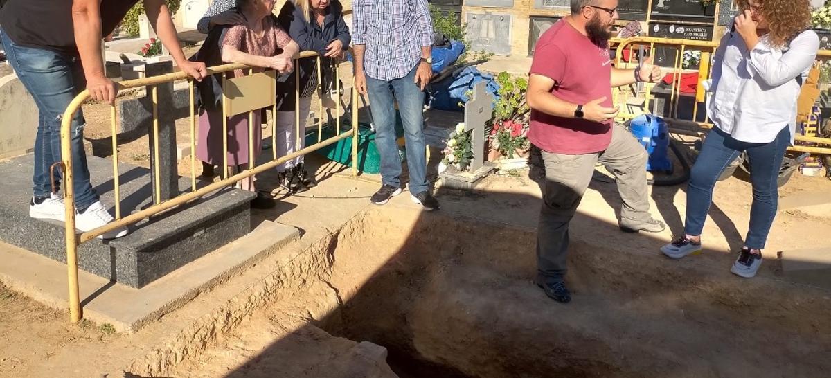 Trabajos de excavación de la fosa en la que se encontraba Alabort.