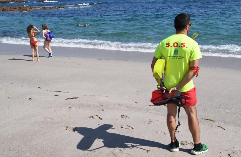 Los socorristas ya vigilan las playas de A Coruña