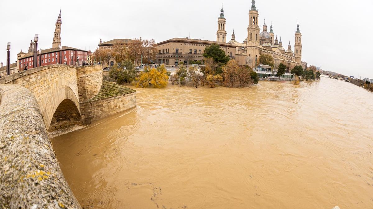 El caudal se mantiene alto en Zaragoza capital