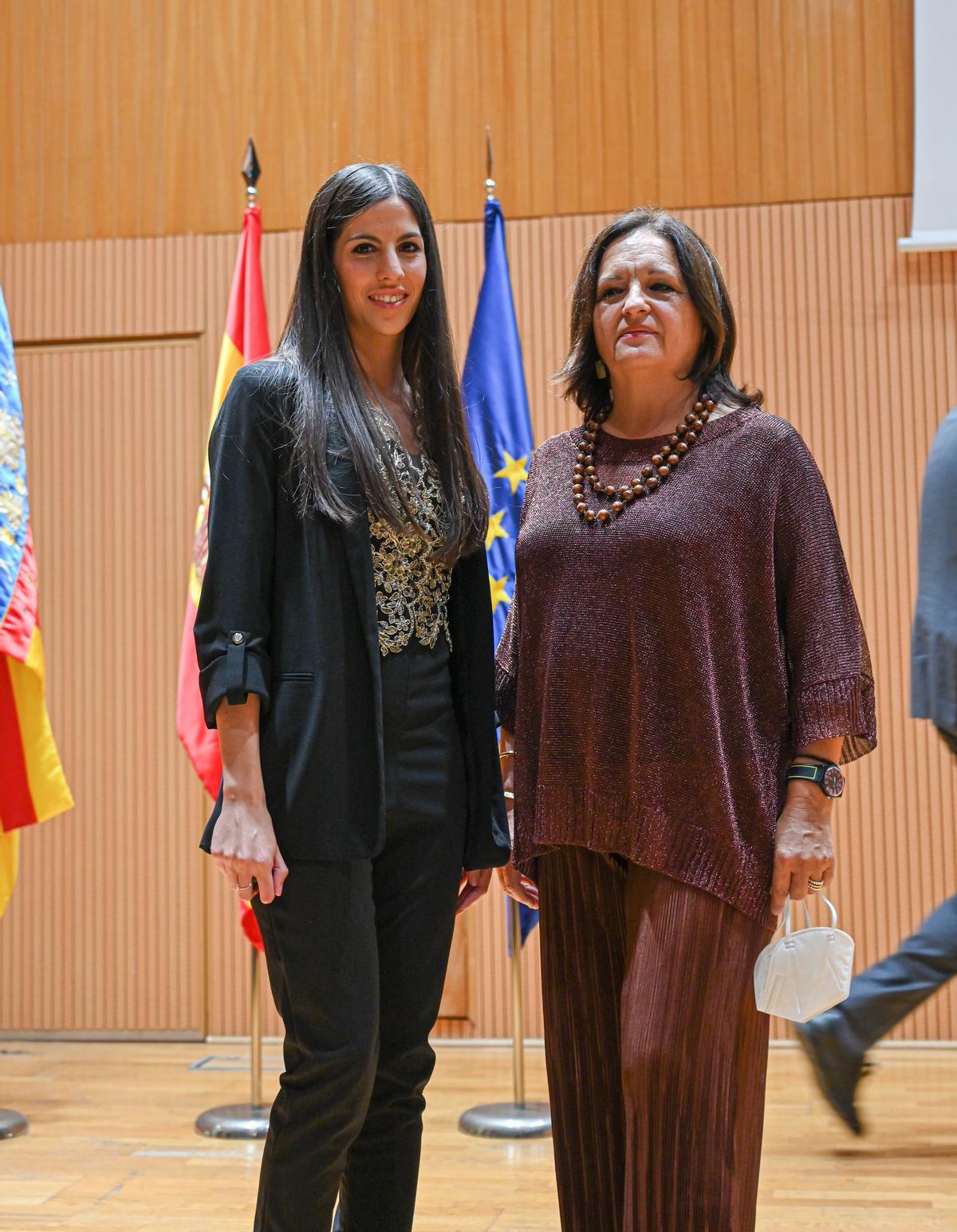 La premiada y la presidenta de la Fundación Rosario Arizo.