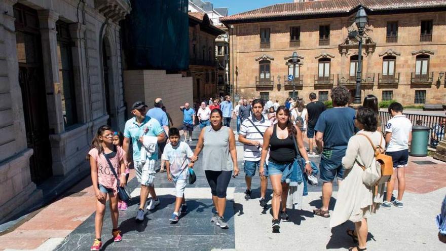 Turistas paseando por el casco histórico de la ciudad.