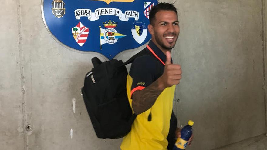 Jonathan Viera, ayer, abandona el Gran Canaria con la expedición.